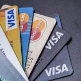 Foto de tarjetas de crédito sobre una mesa, en colores plateado, blanco y dorado, para ilustrar la pregunta: ¿Qué pasa con el SAT y las tarjetas de crédito?